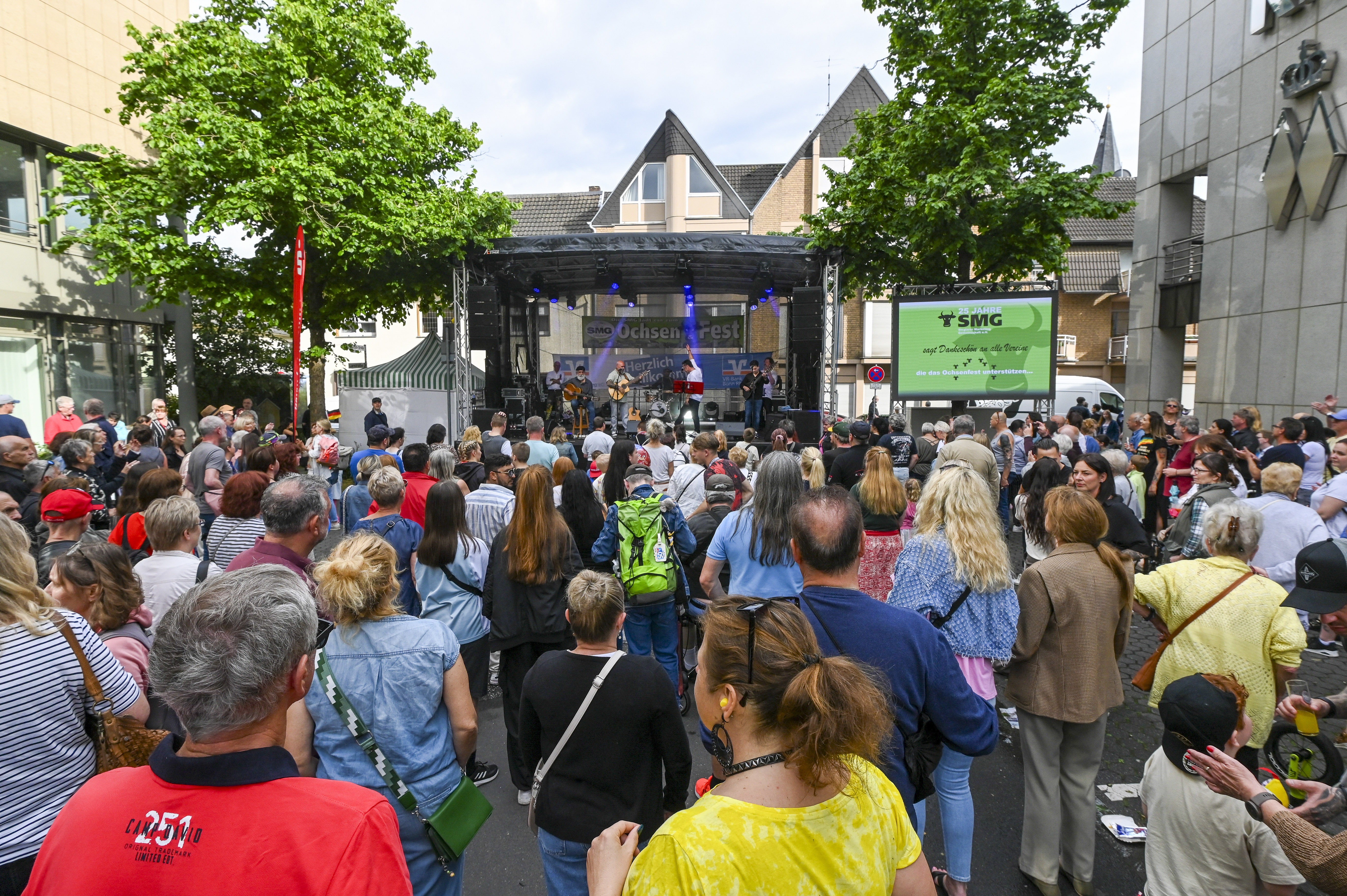 Unser Foto zeigt ein vorangegangenes Ochsenfest und die große Live-Bühne.