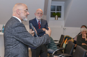Notar Stephan Römer und Dr. Rolf Joeres diskutierten mit den Anwesenden
